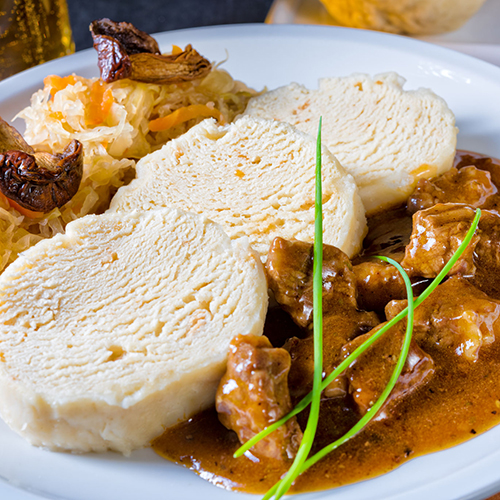 Vepřový guláš s knedlíkem